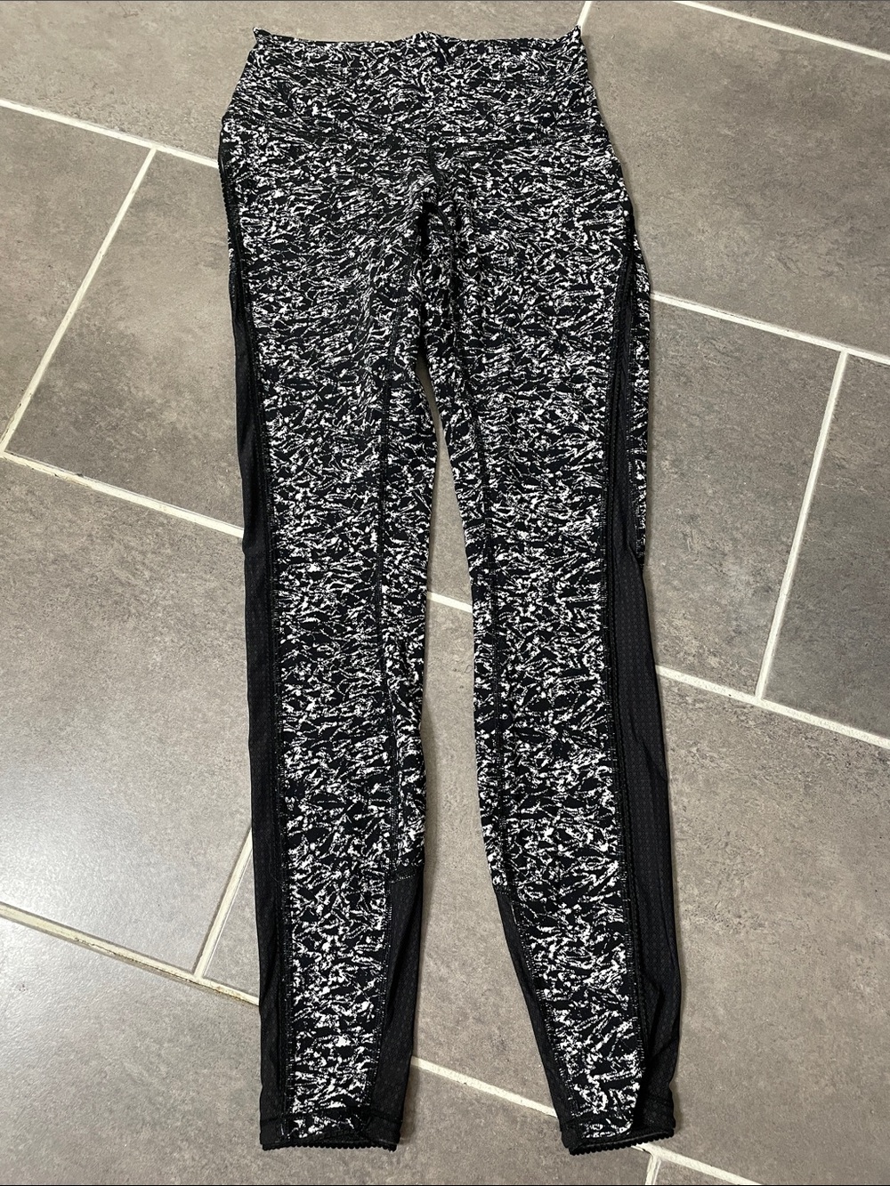 Lululemon Deep Breath Tight size 4
Iced Wave White Black